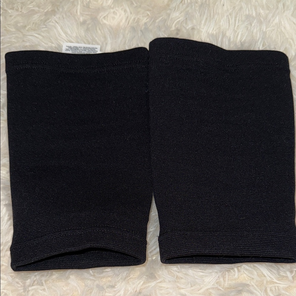 Burton adult Black Knee Pads​ - like new! Size small - Picture 2 of 4